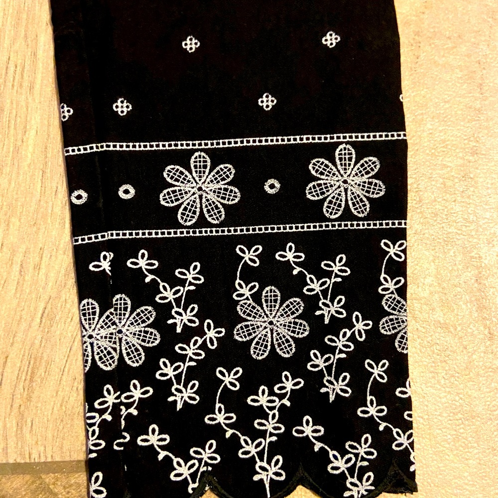 Pixie pant with scalloped edge